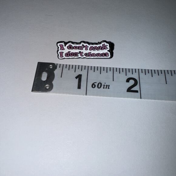 I Don’t Cook I Don’t Clean Straight Pin Brooch - Picture 1 of 2